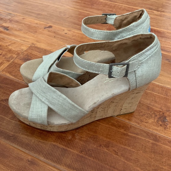 TOMS Wedge size 9.5 Brand New - Picture 1 of 6